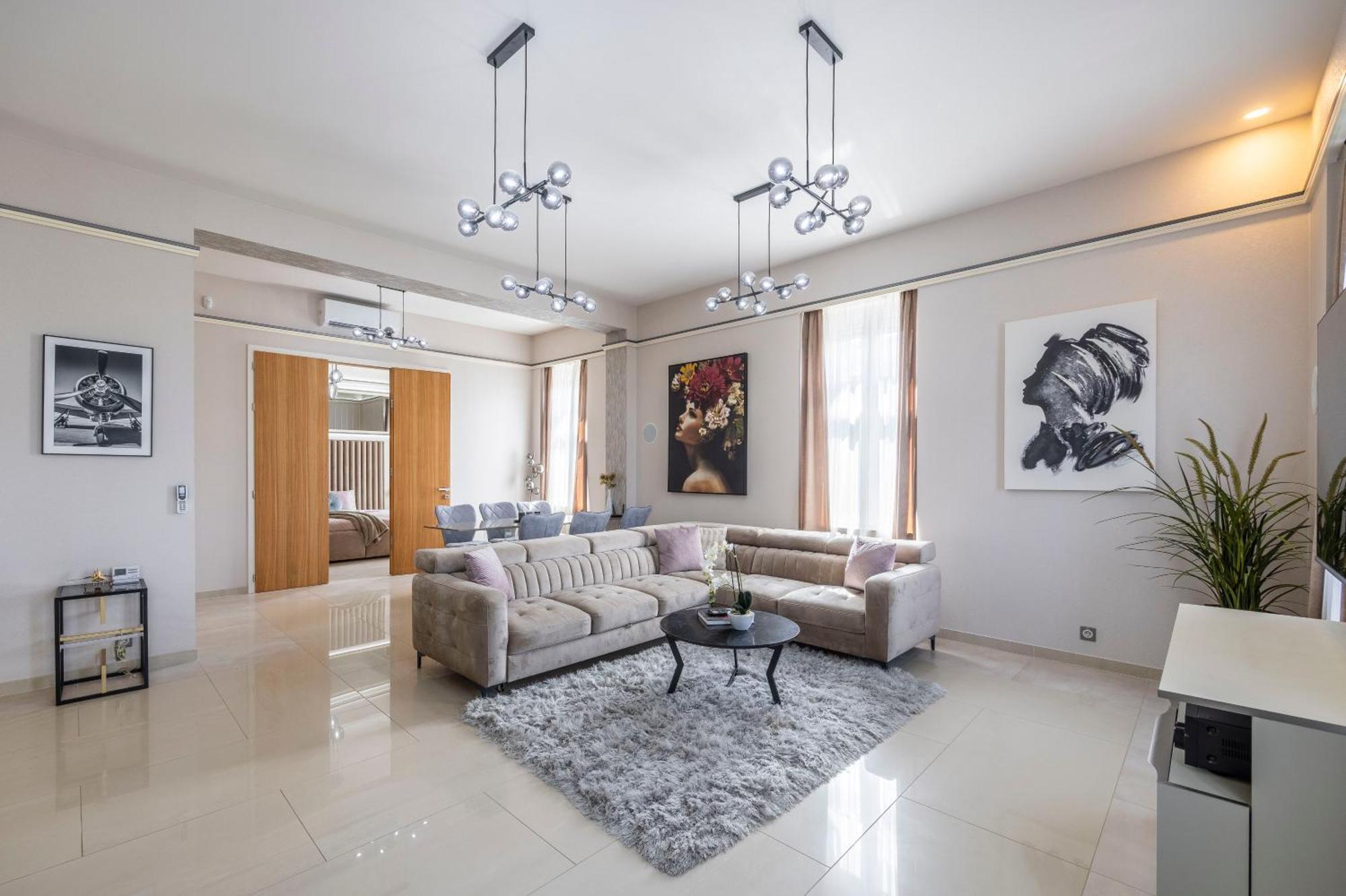 High-end Luxurious Royal In The Heart Of Apartment *