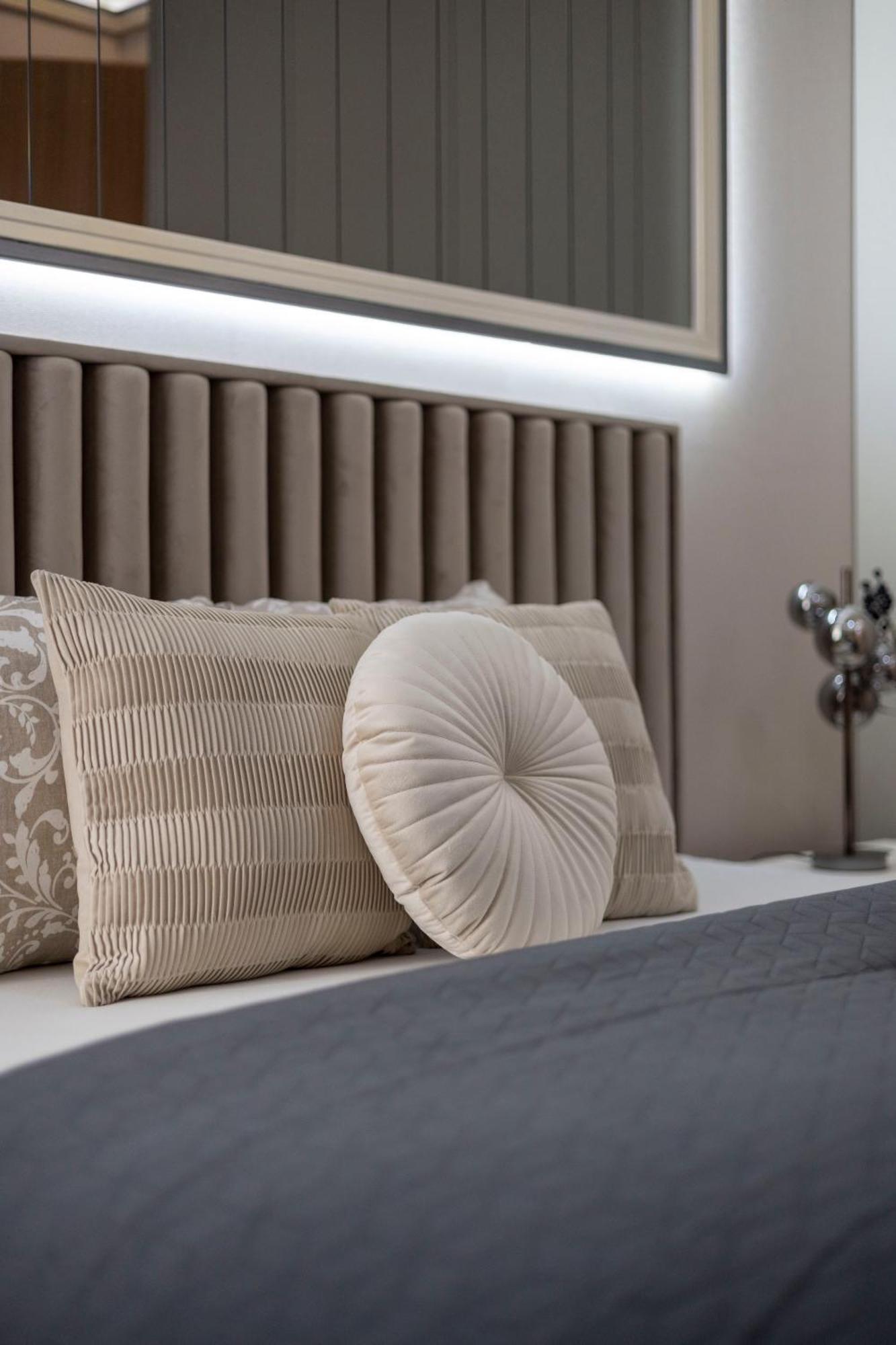 High-end Luxurious Royal In The Heart Of Apartment *